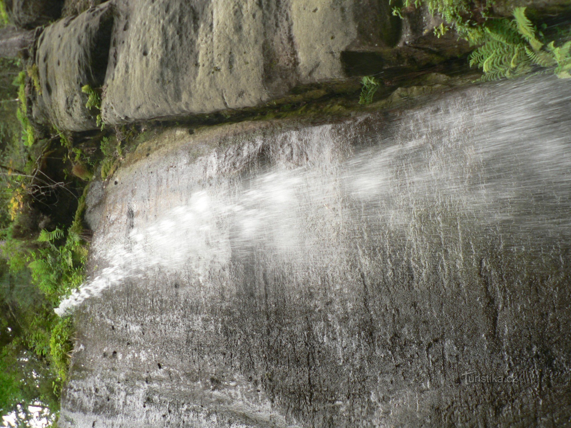 thác nước ngấm ngầm
