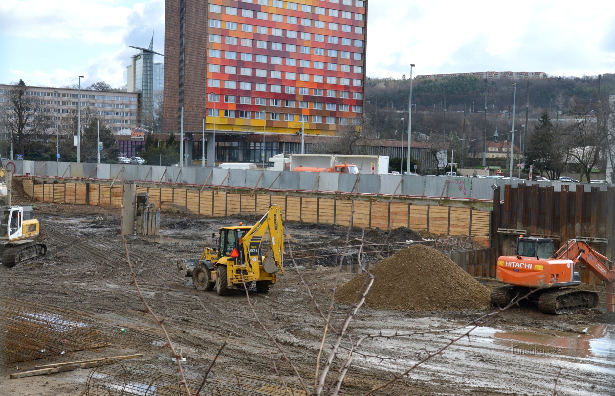 temelj stavbe v središču Rustonke, za hotelom Olimpik