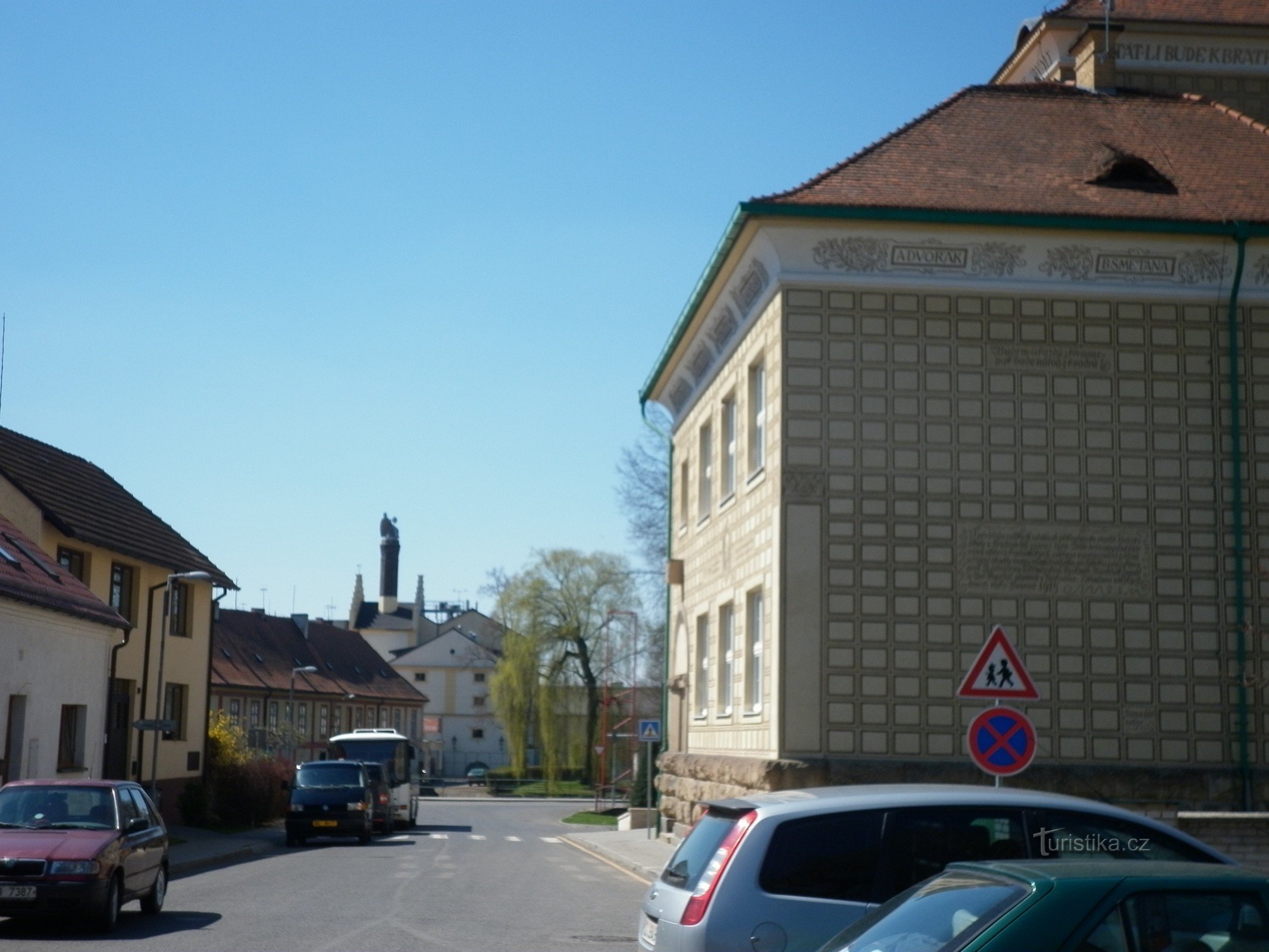 Grundschule und Kindergarten in Krušovice