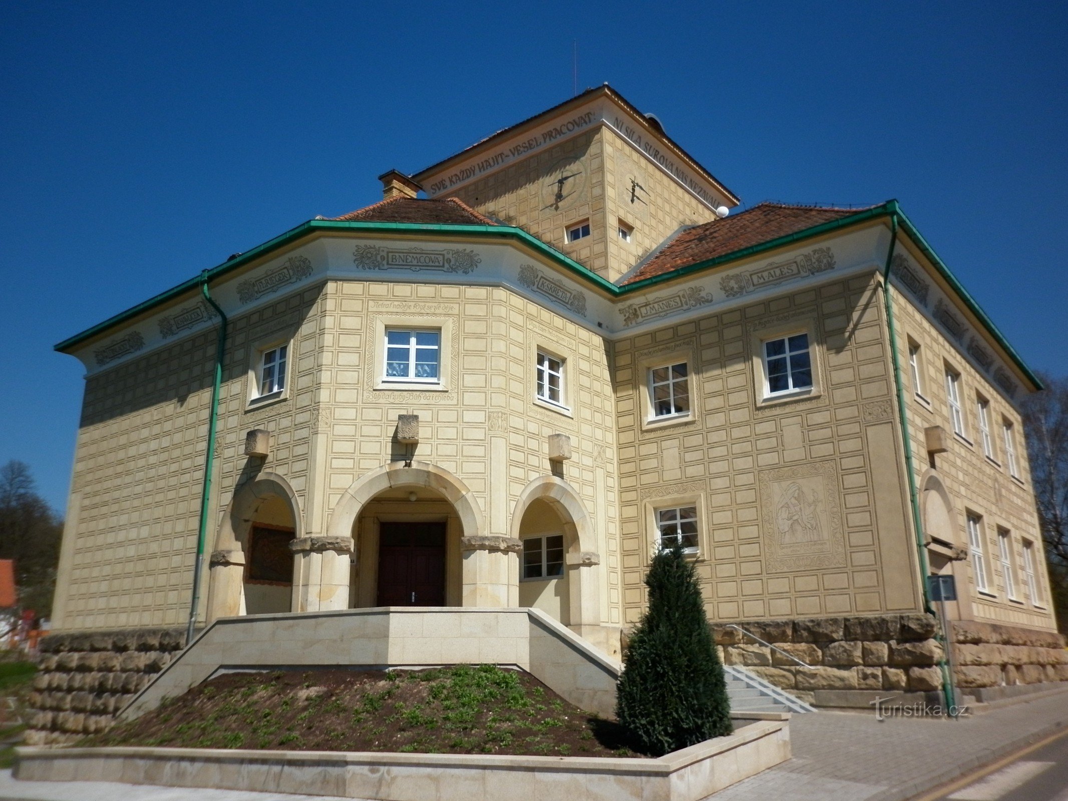 Grundschule und Kindergarten in Krušovice