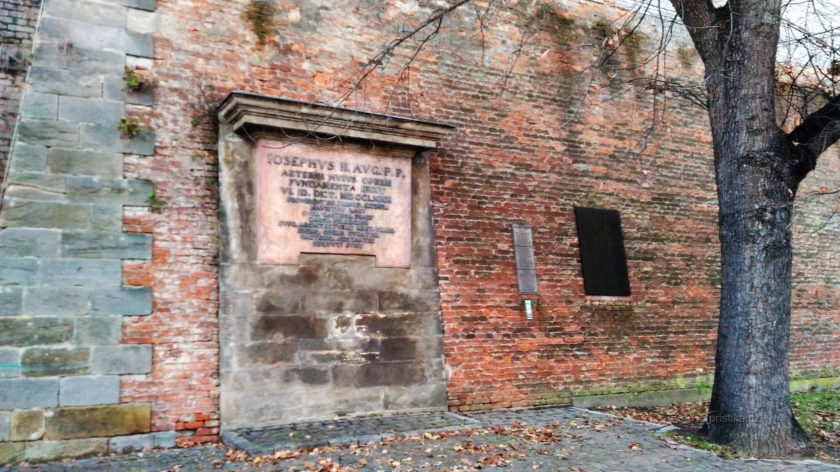 De eerste steen van het fort Terezín.