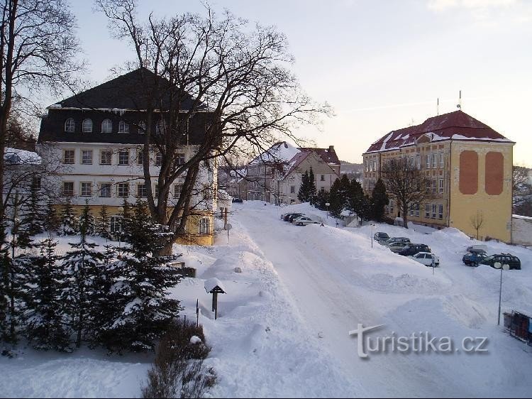 Grundskola och hotell i centrum