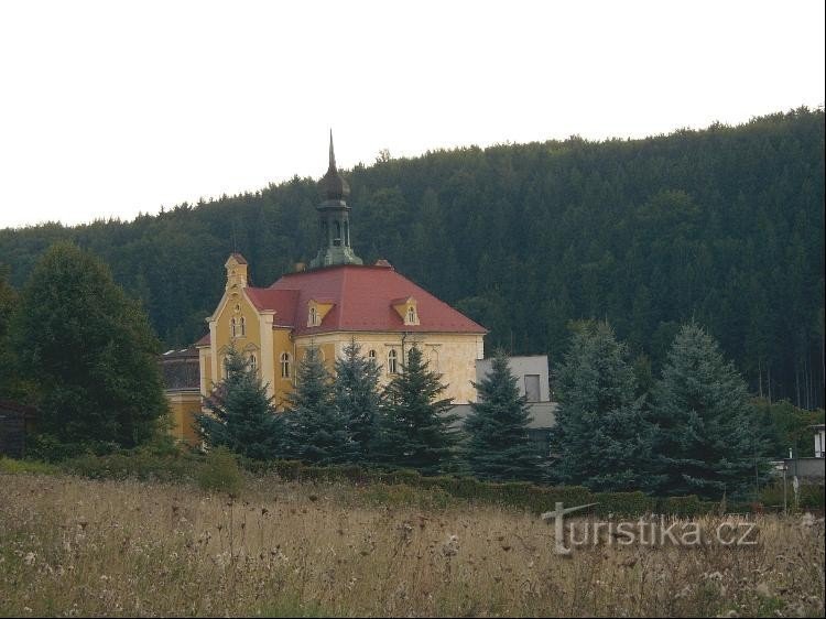 Grundschule: Grundschulgebäude mit Blick auf das Dorf von Norden