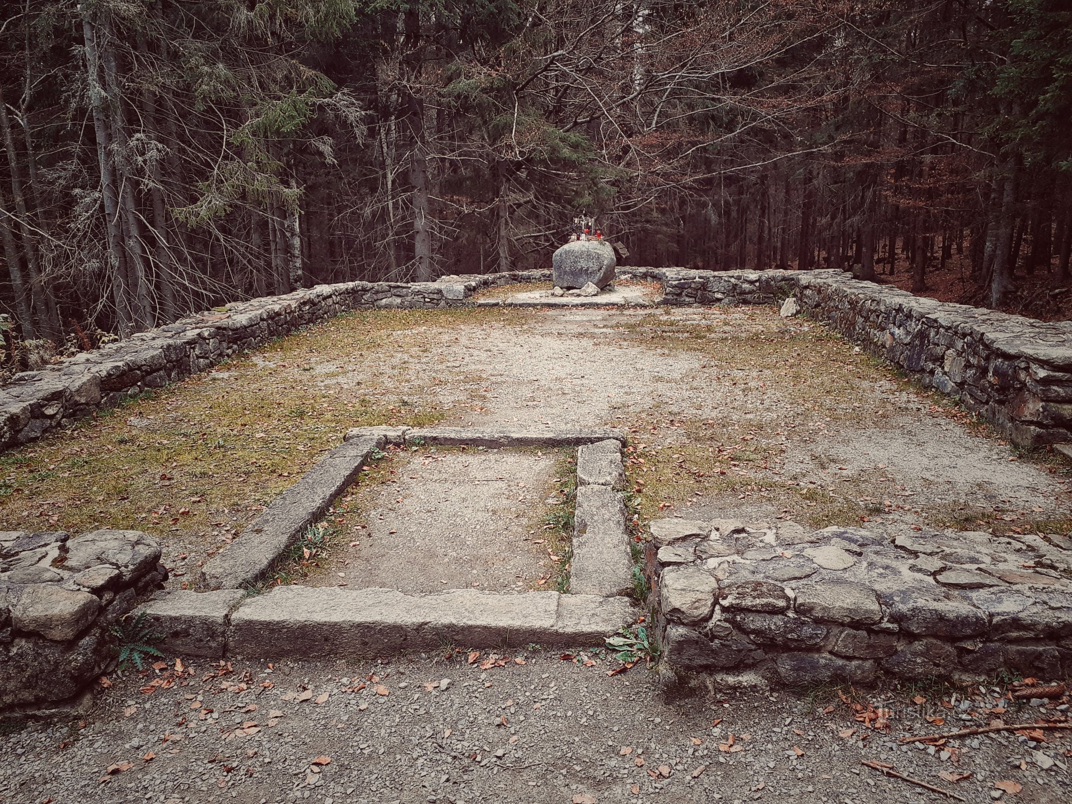Fundamente der Hauswaldkapelle
