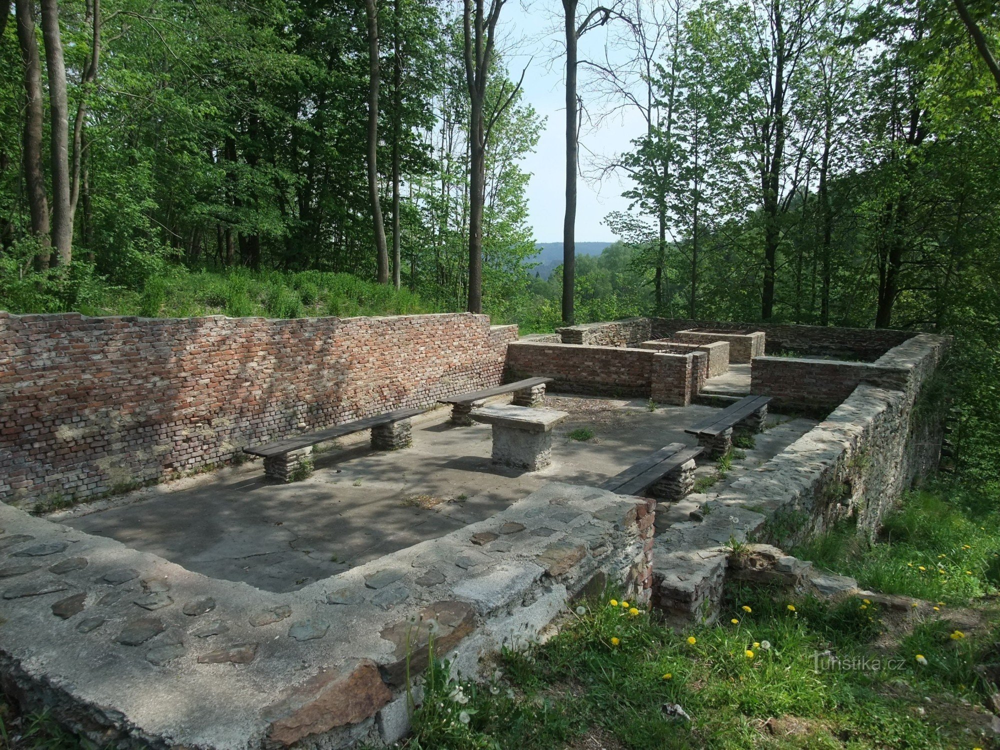 les fondations du château-palais