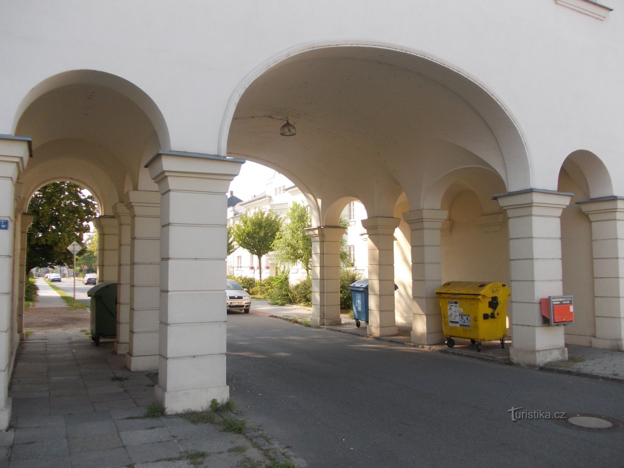 passaggio ad arco e colonne