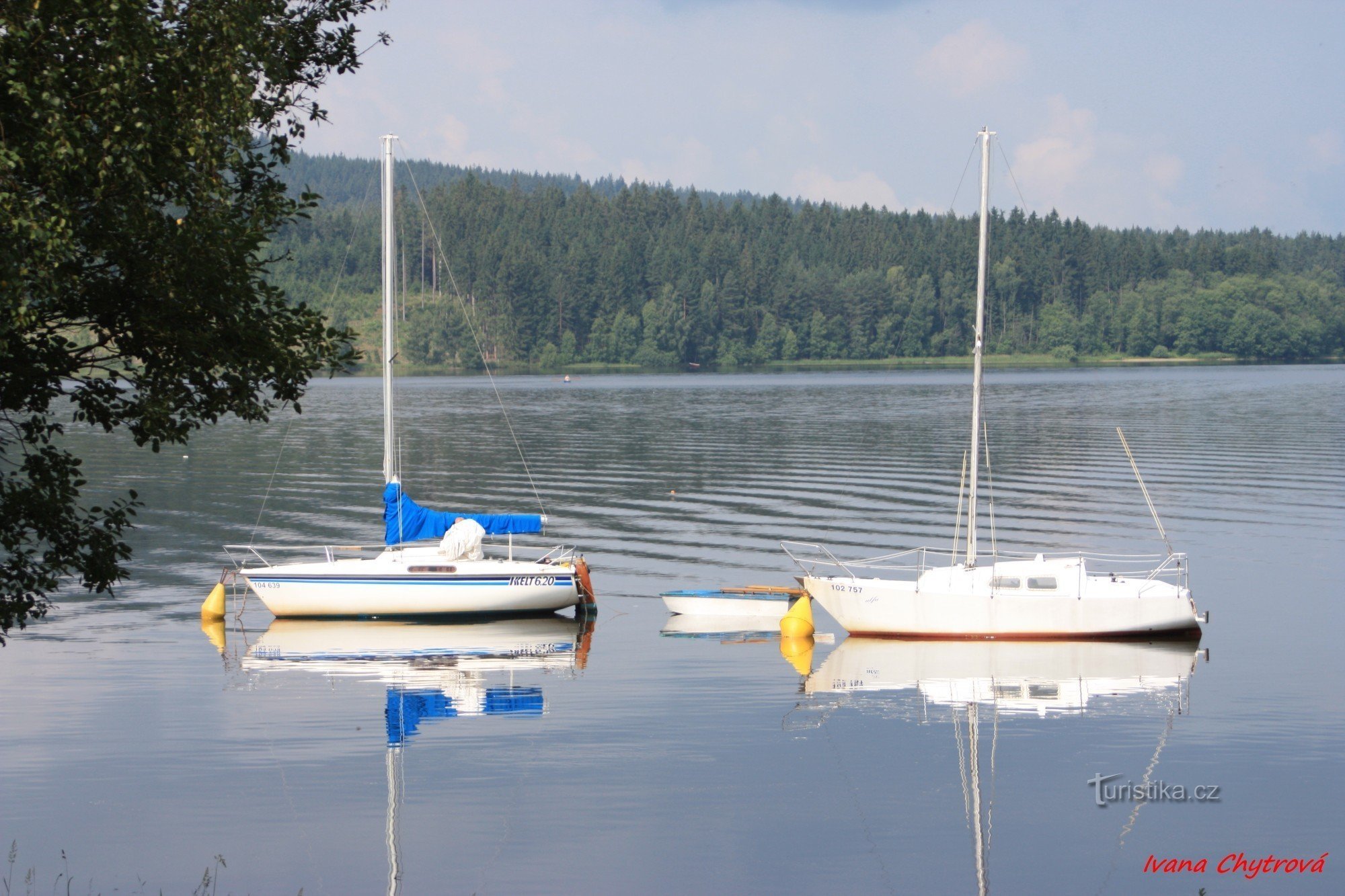 zakotvené lodě na Lipně