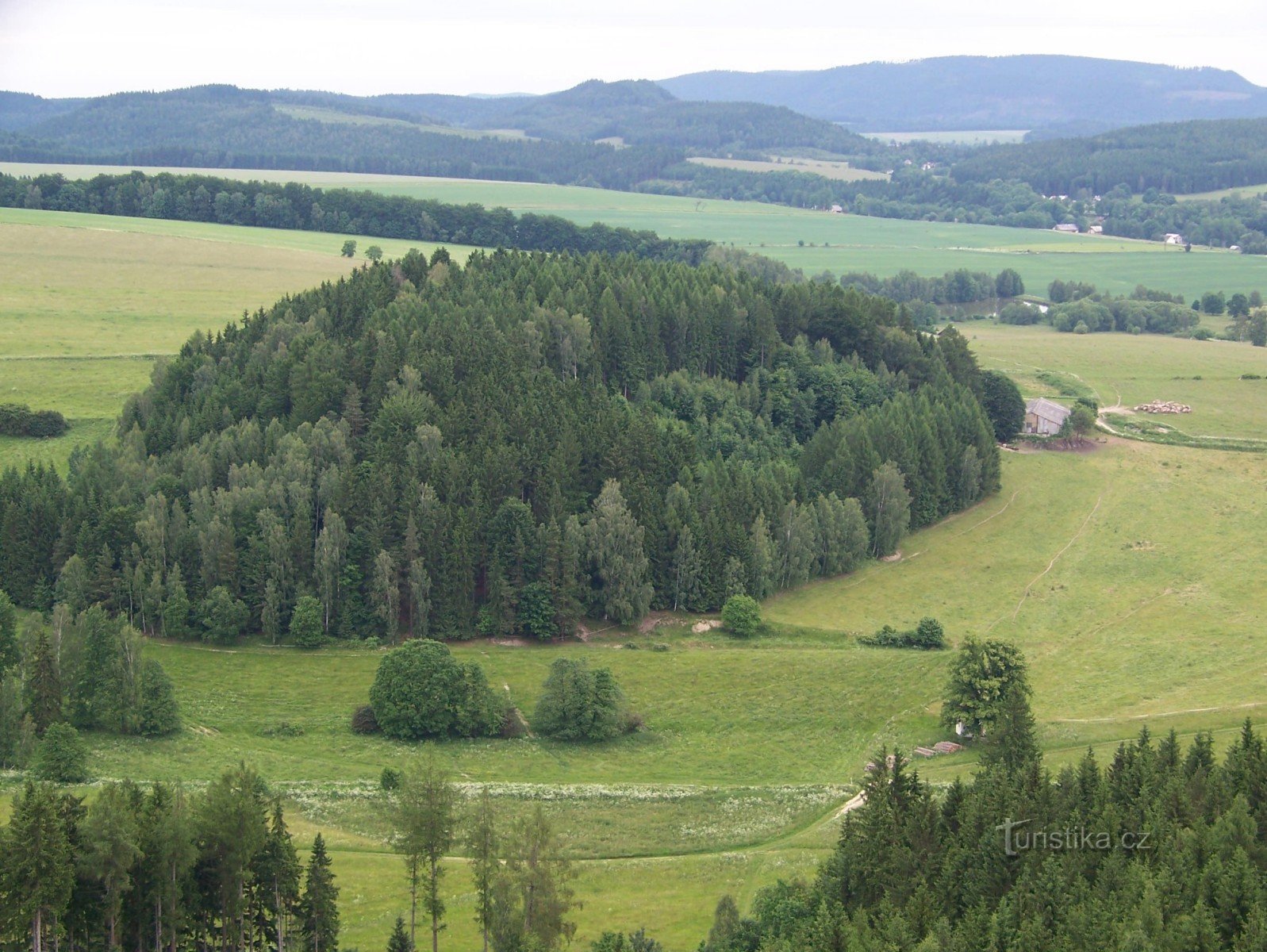 Zalesione wzgórze w pobliżu Křížové vrch w kierunku Zdoňova od ruin kościoła P. Marie