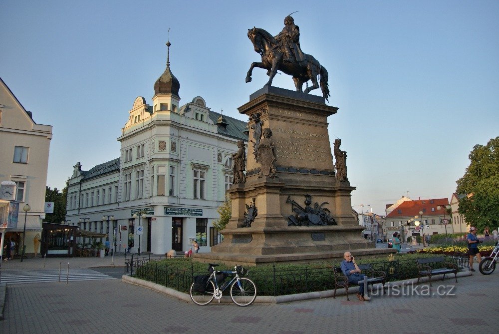 Reserve met een monument voor Jiří z Poděbrady
