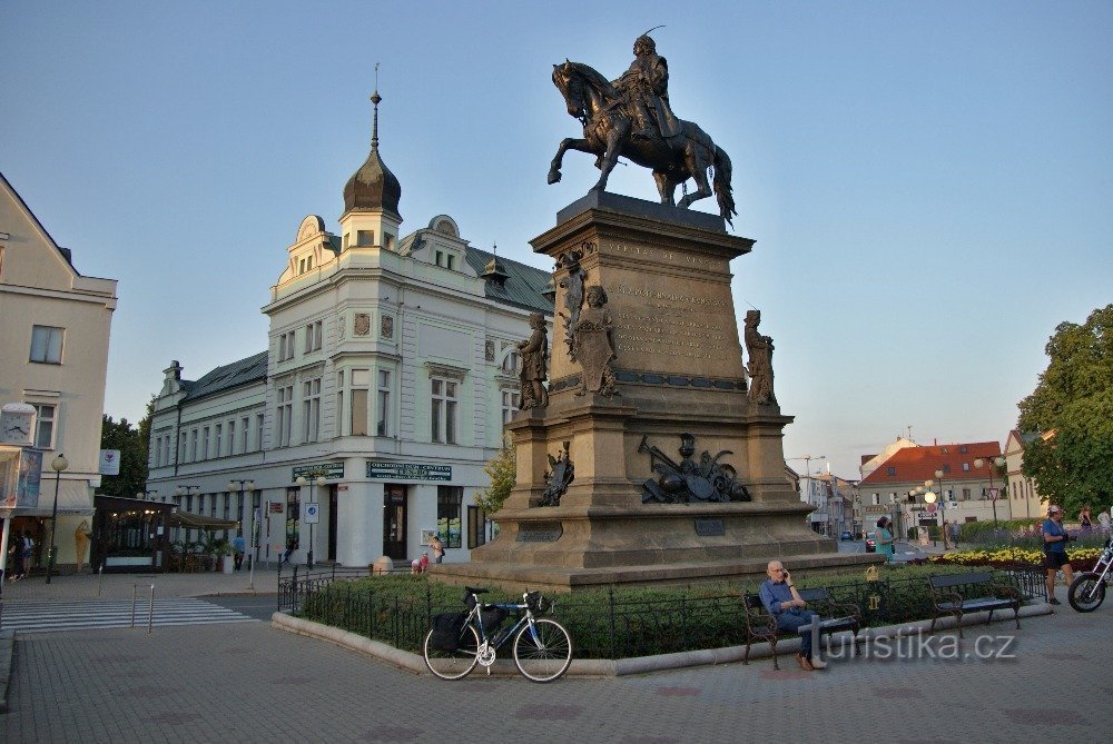 Reservat med ett monument över Jiří z Poděbrady