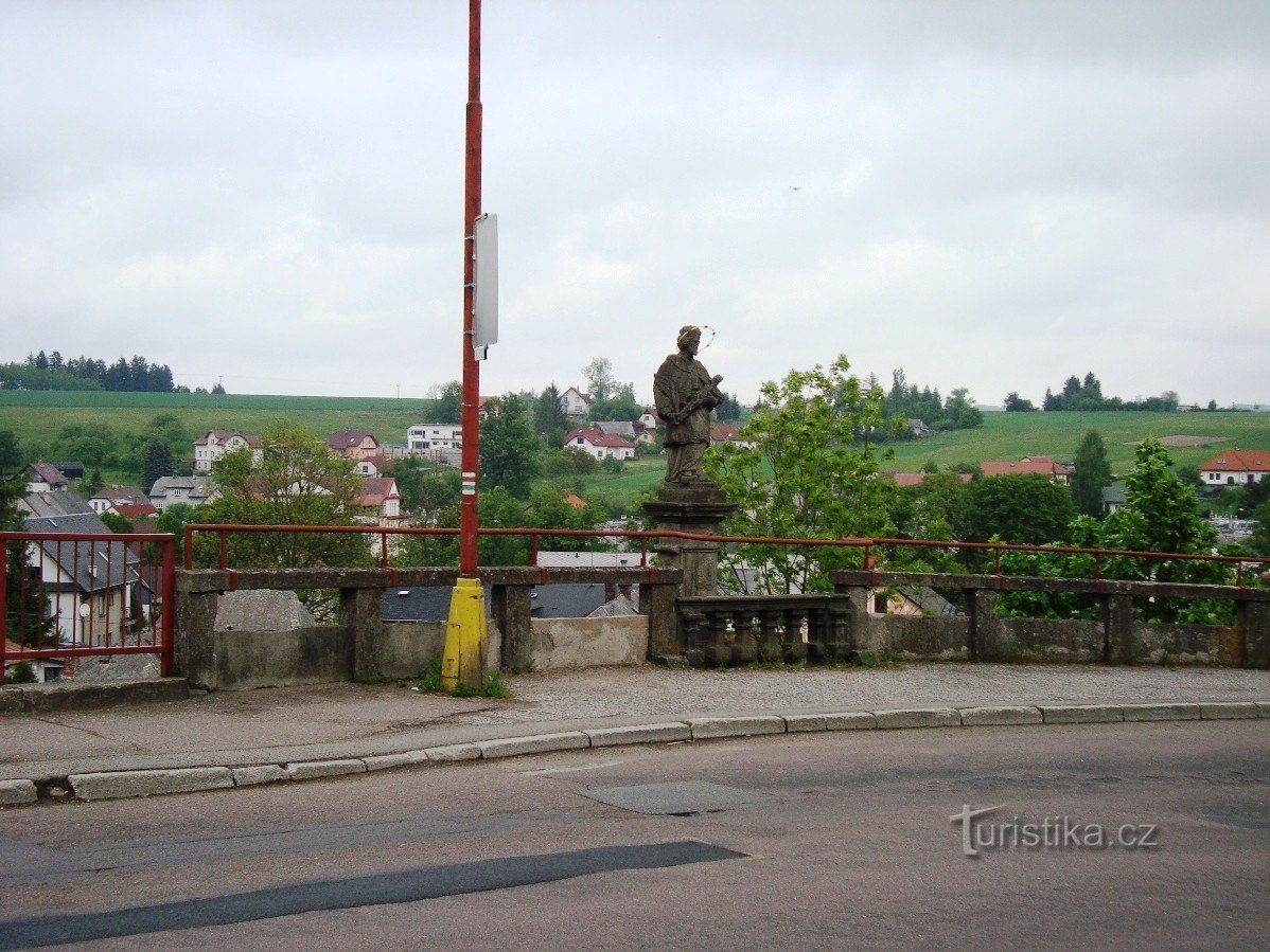 Žamberk - Zámecká 街上 Nepomuk 的圣约翰雕像 - 照片：Ulrych Mir。