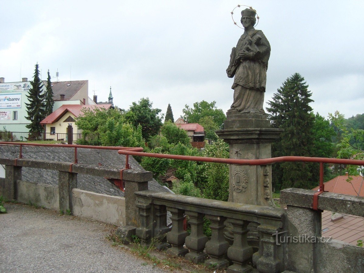 Žamberk - estátua de São João de Nepomuk na rua Zámecká - Foto: Ulrych Mir.