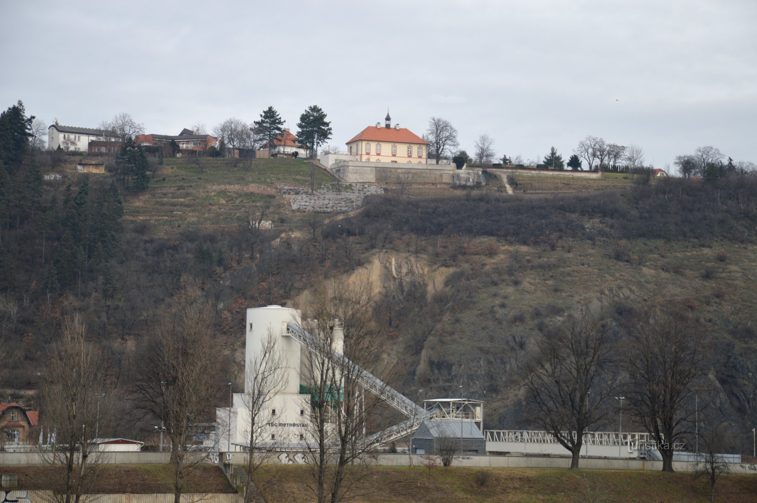 Vedere la castelul Jablůňka de pe podul troian