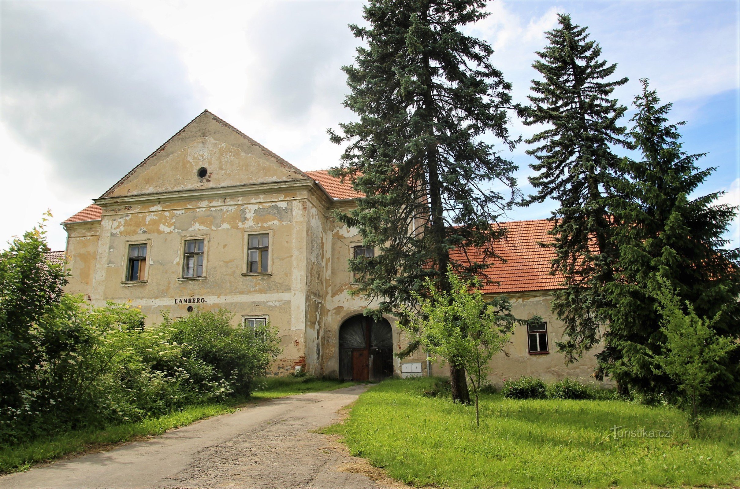 Lamberk kastély a fő bekötőút felől