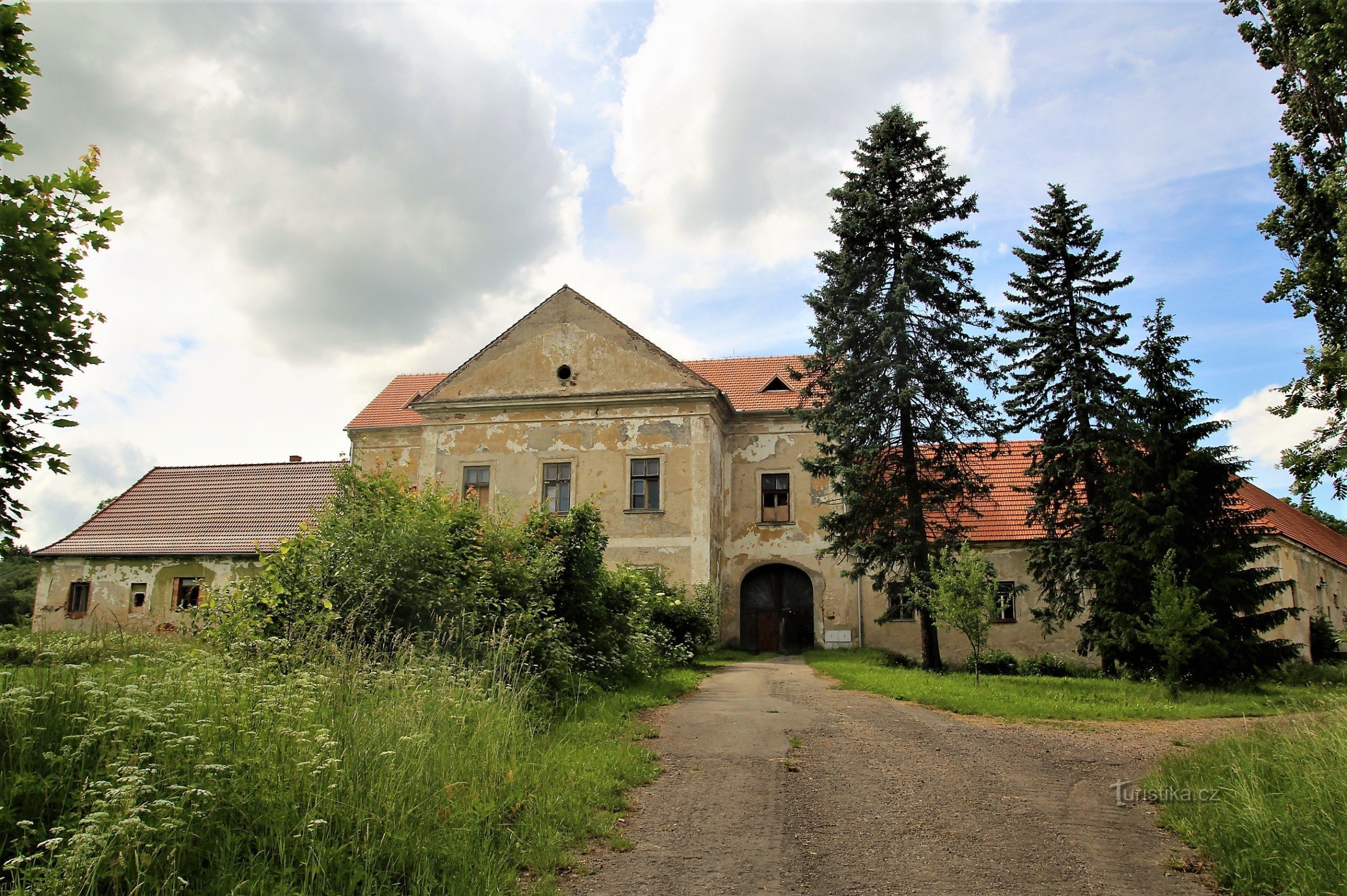 Zamek Lamberk od głównej drogi dojazdowej
