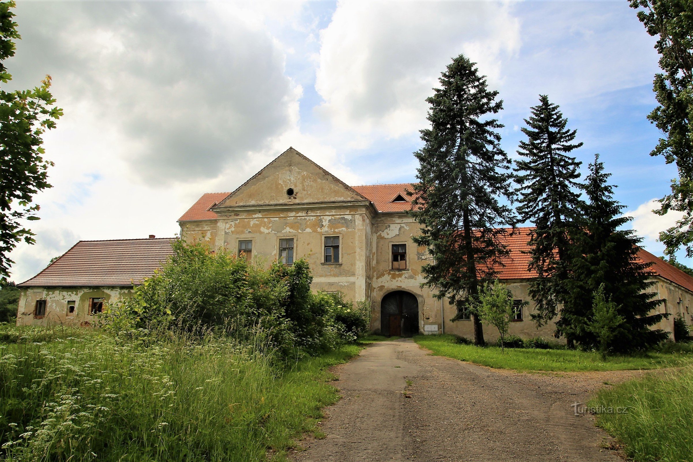 Lamberk kastély a fő bekötőút felől