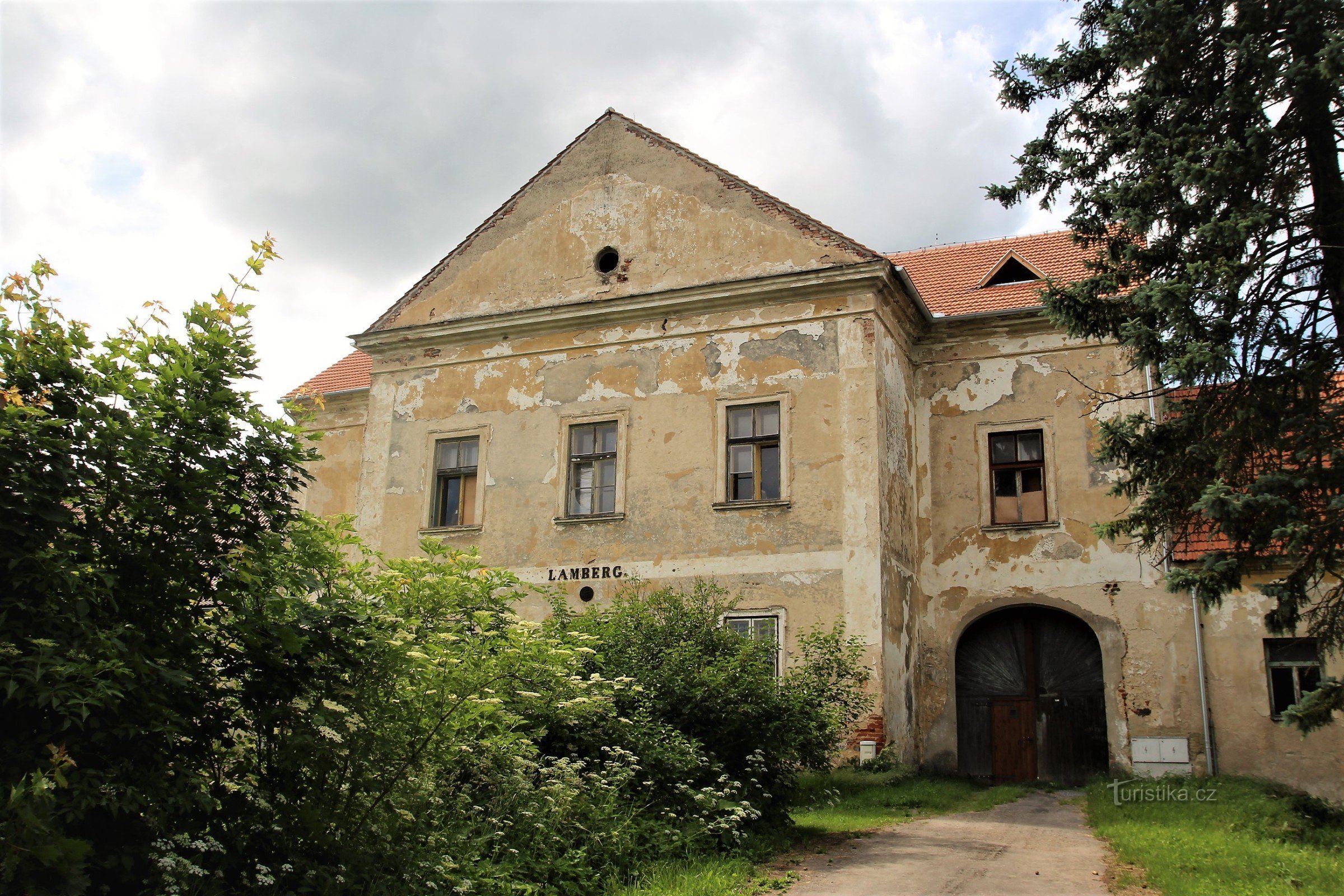 Zamek Lamberk od głównej drogi dojazdowej