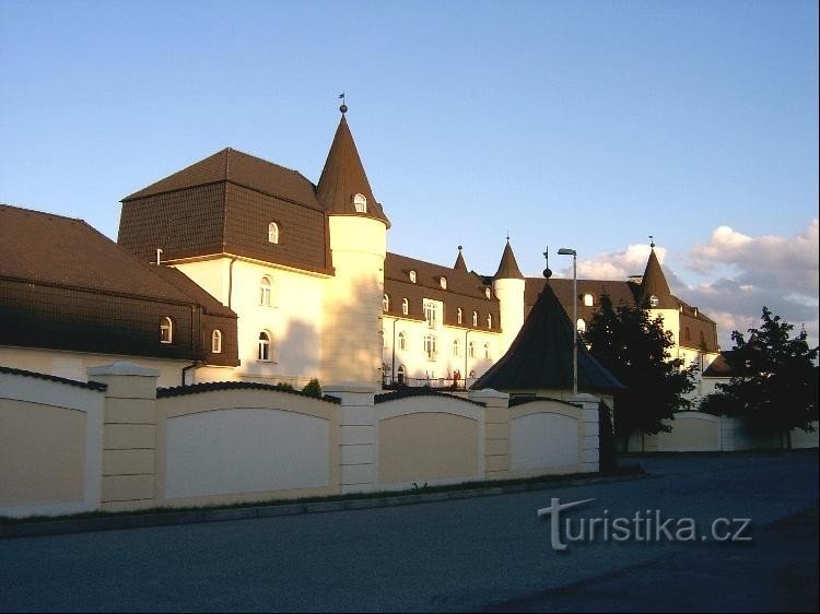 Schloss: ein modernes Schloss in der Nähe von Senohrab