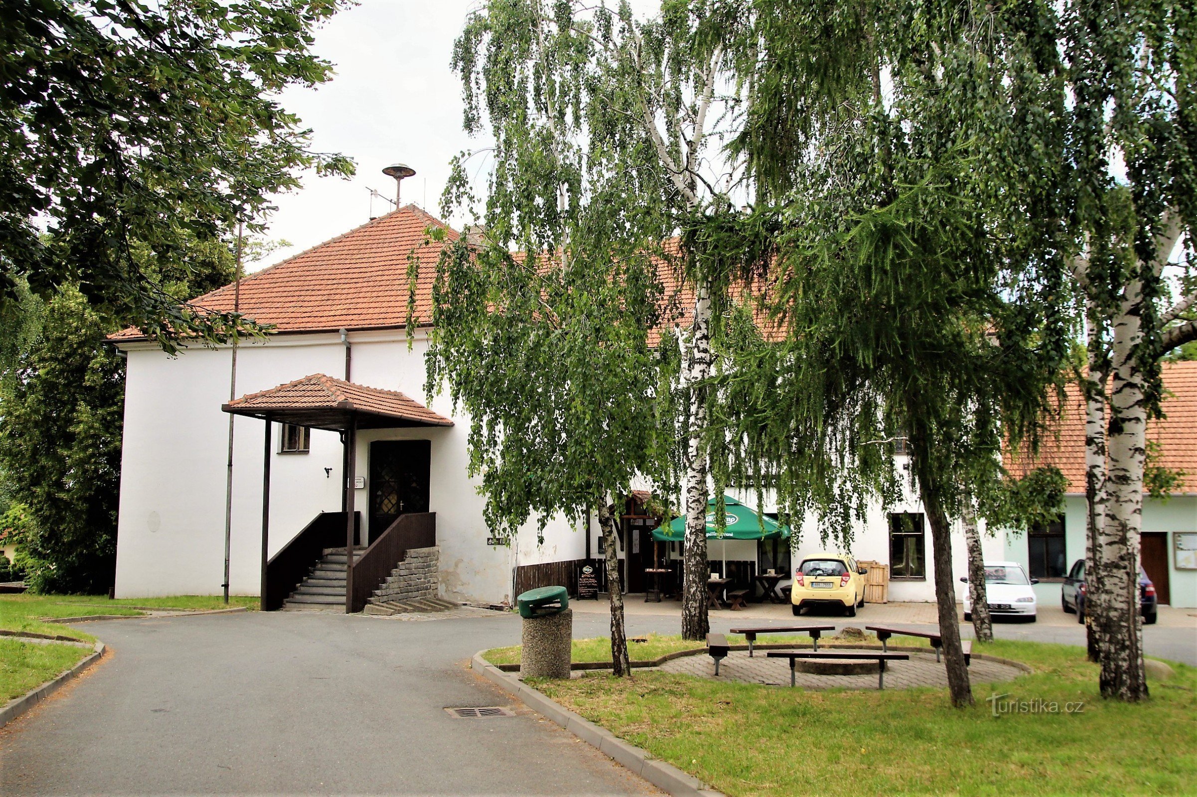 Kasteel vanaf de toegangsweg