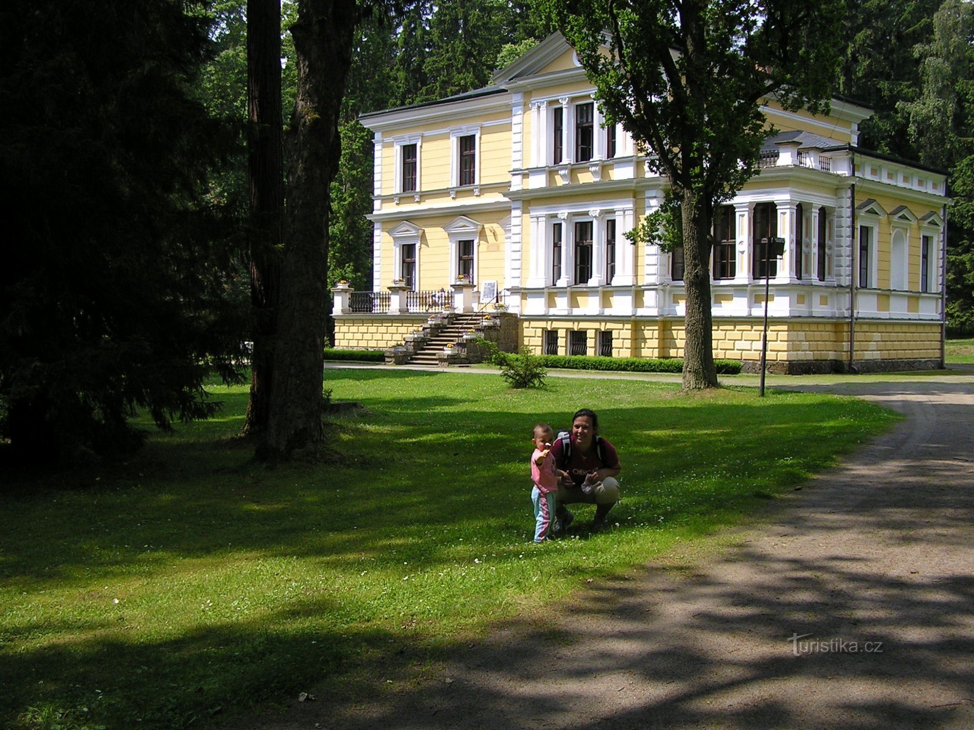 Das Schloss, in dem sich das Denkmal von A. Dvořák befindet