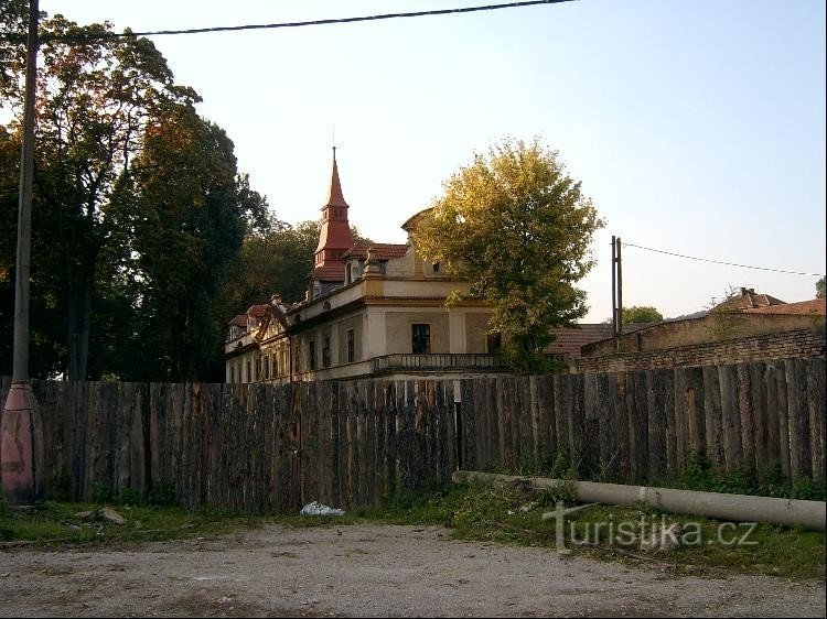 kurija: 1901. godine kupio je kuriju, imanje i polja jednog agrarnog tajkuna.