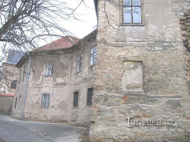 Bâtiment du château depuis la route d'accès