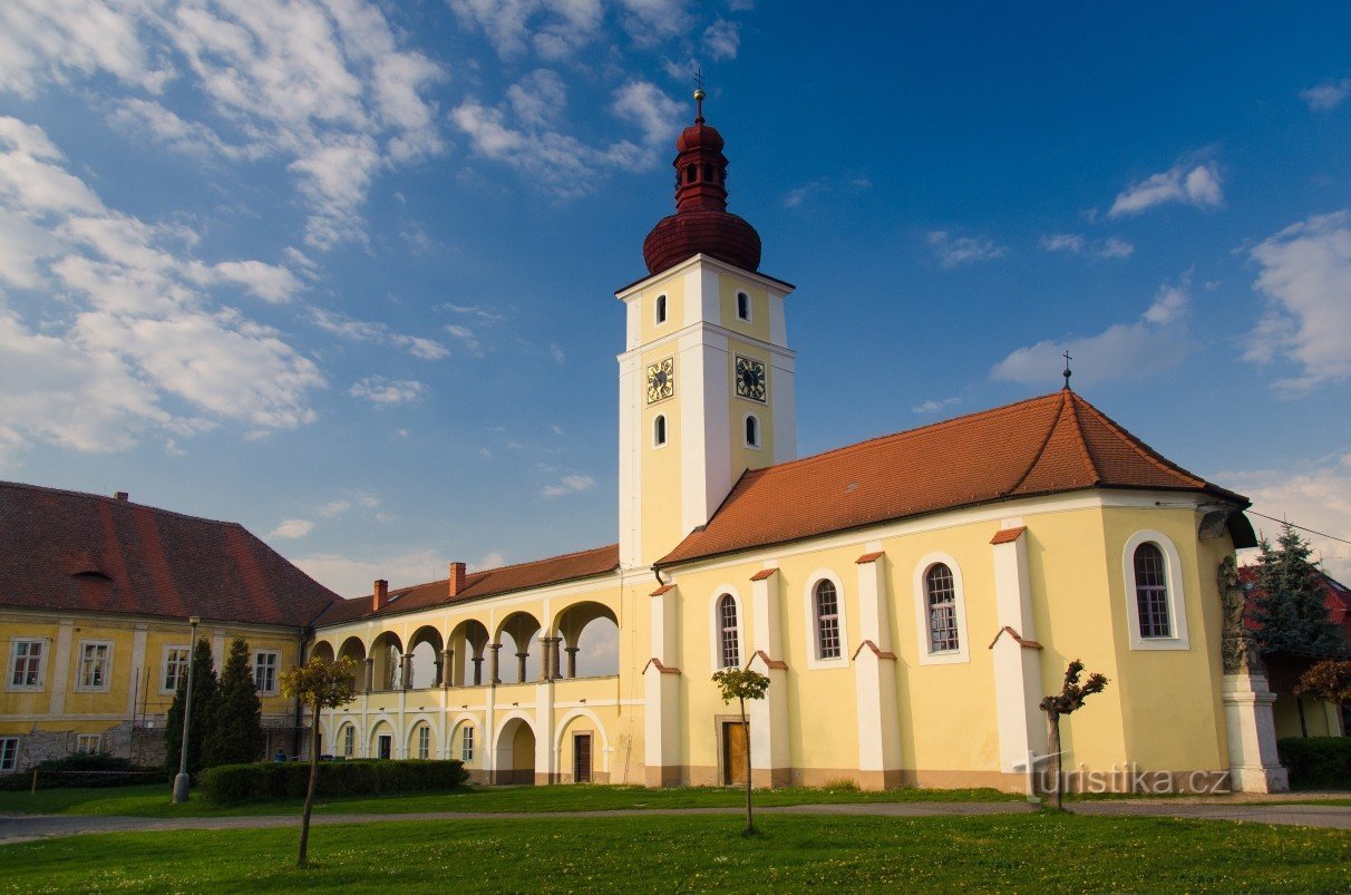 Zámecká kaple sv. Martina s arkádovou galerií zámku Nové Dvory