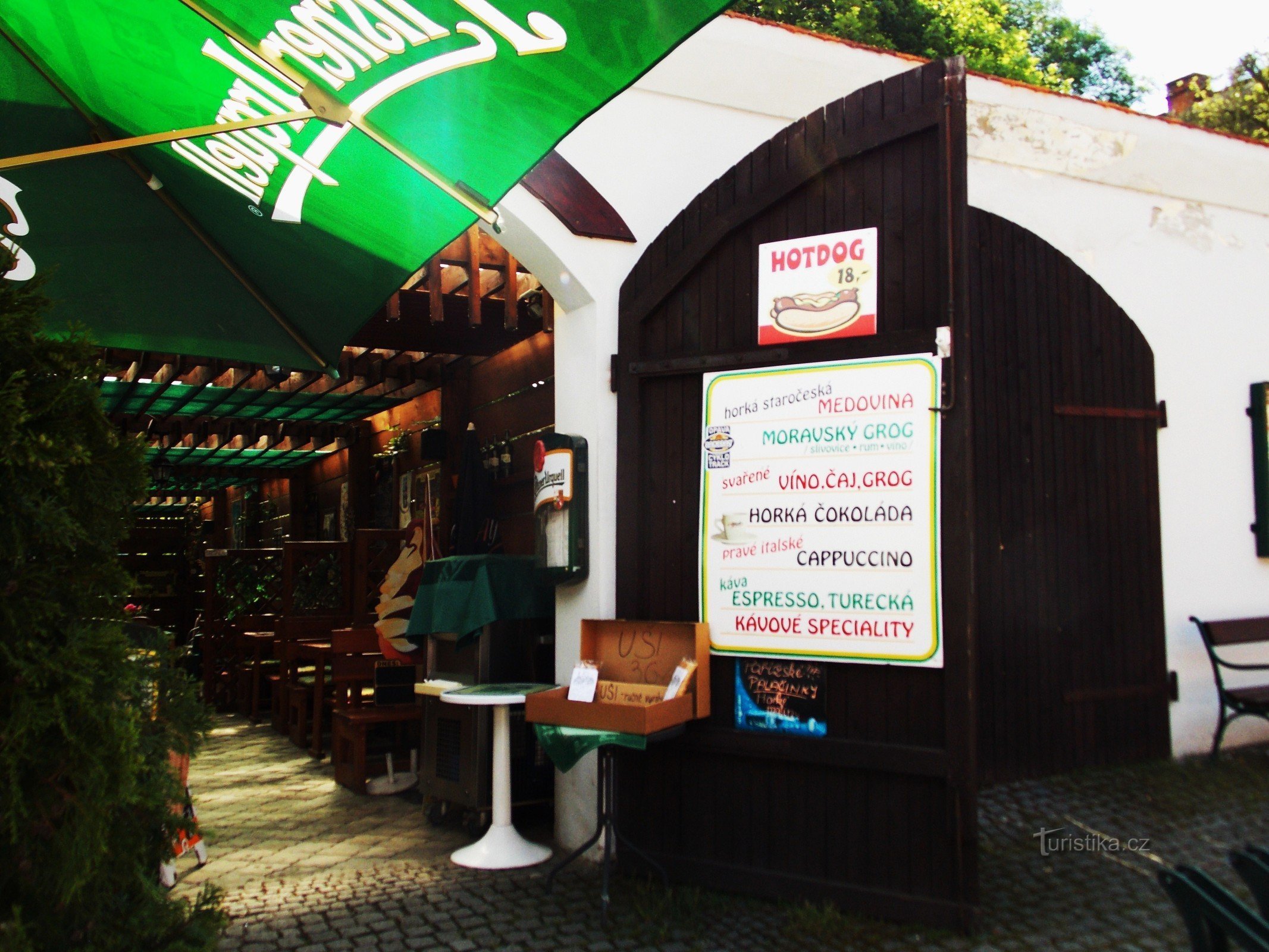 Café del castillo bajo los terrenos del castillo en Hradec nad Moravicí