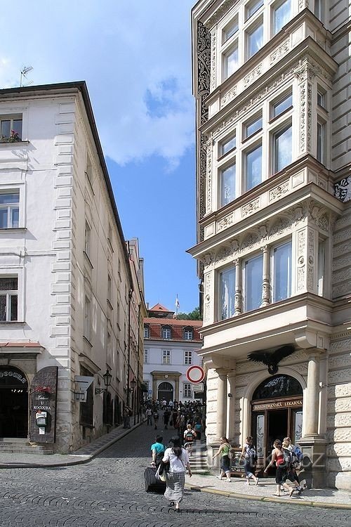 Zámecká, vista de Malostranské náměstí