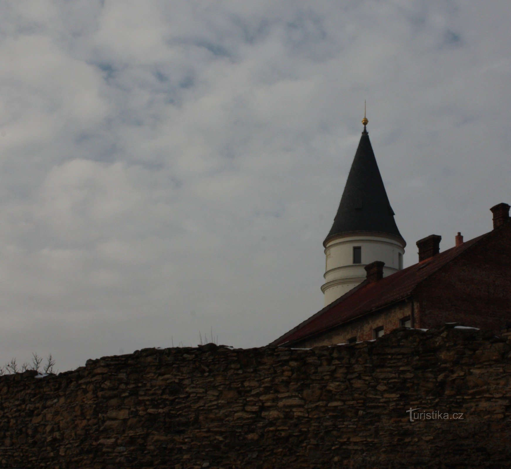 Torre del castillo sobre las murallas de la ciudad