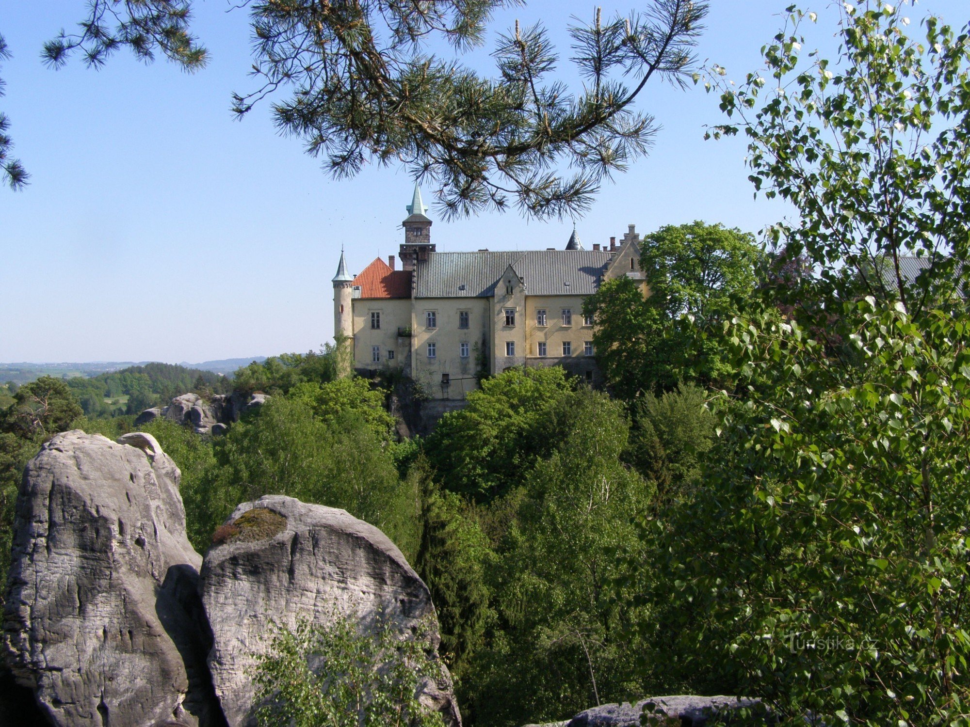 Slottsutsikt - utsikt över Hrubá Skála slott