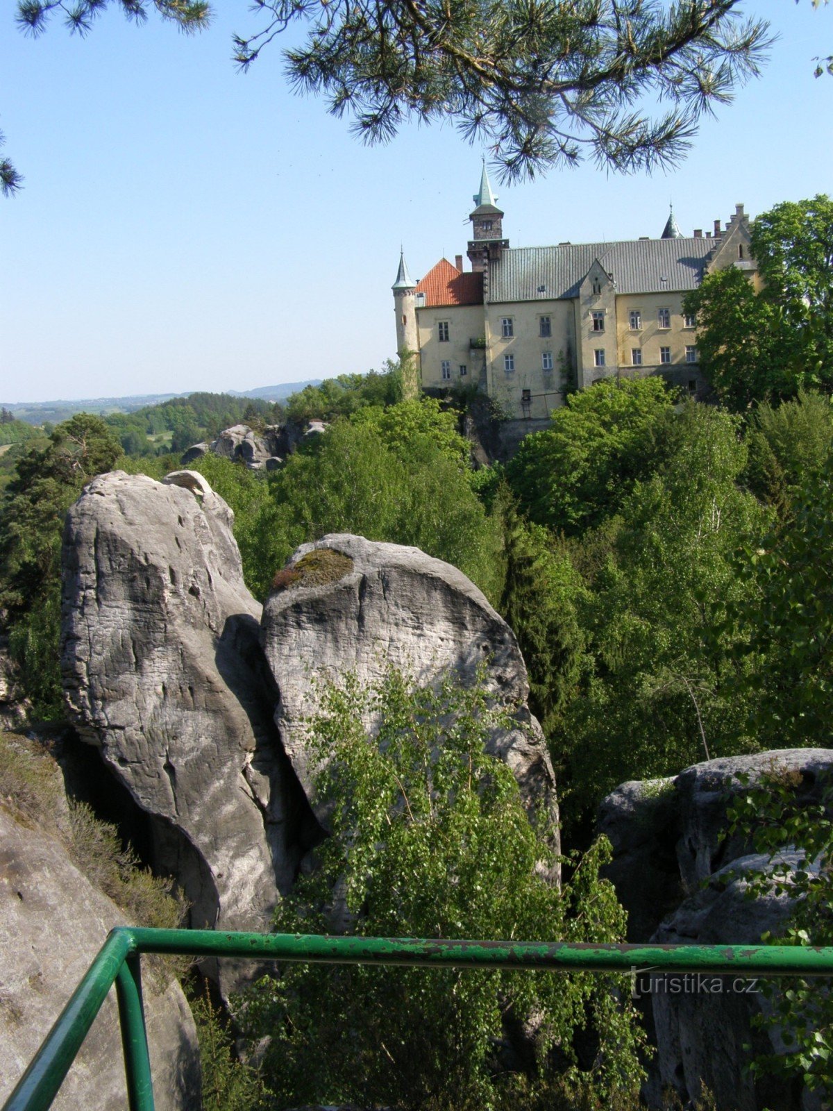 Uitzicht op het kasteel - uitzicht op het kasteel van Hrubá Skála