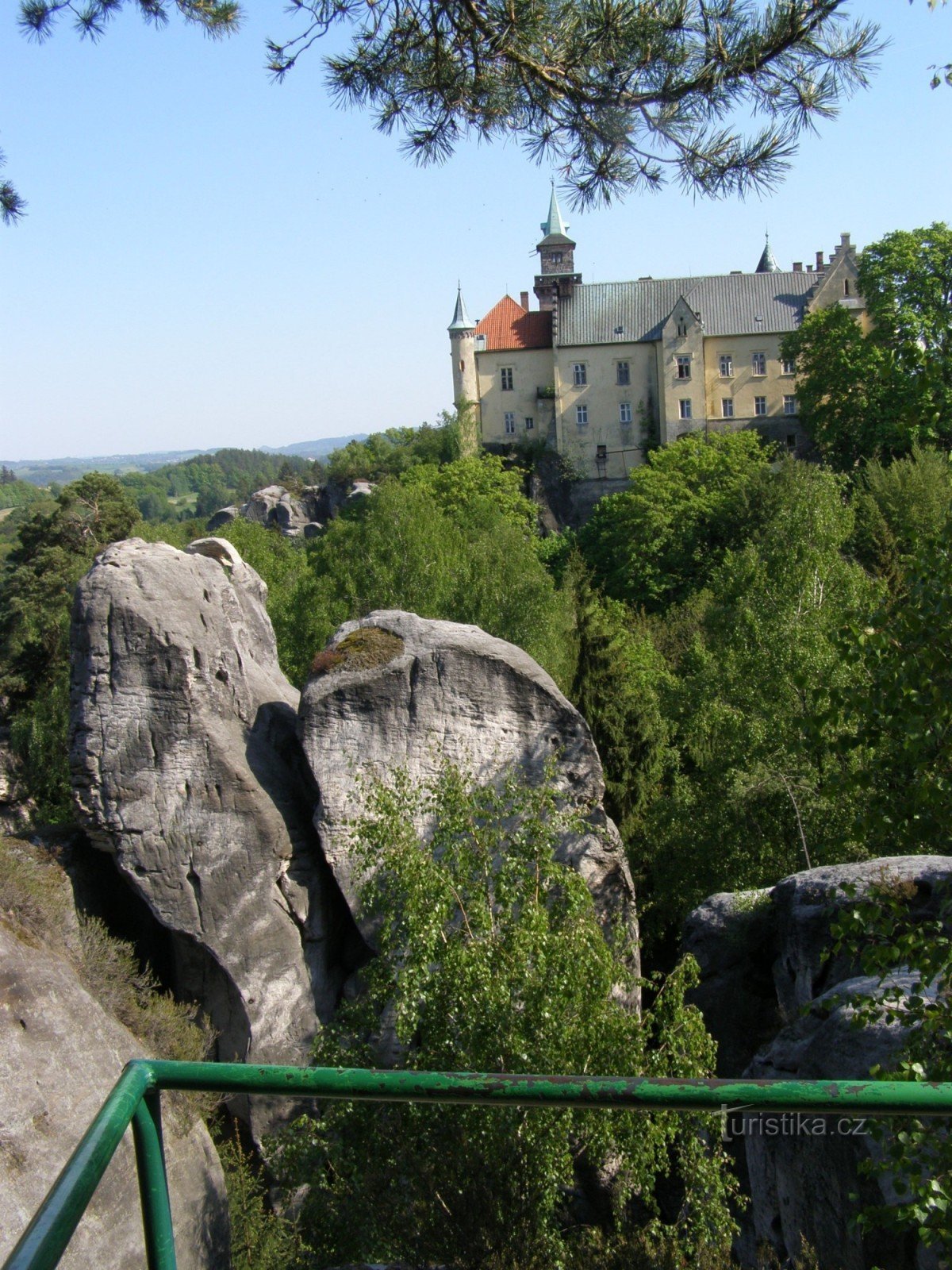 Vidikovac dvorca - pogled na dvorac Hrubá Skála