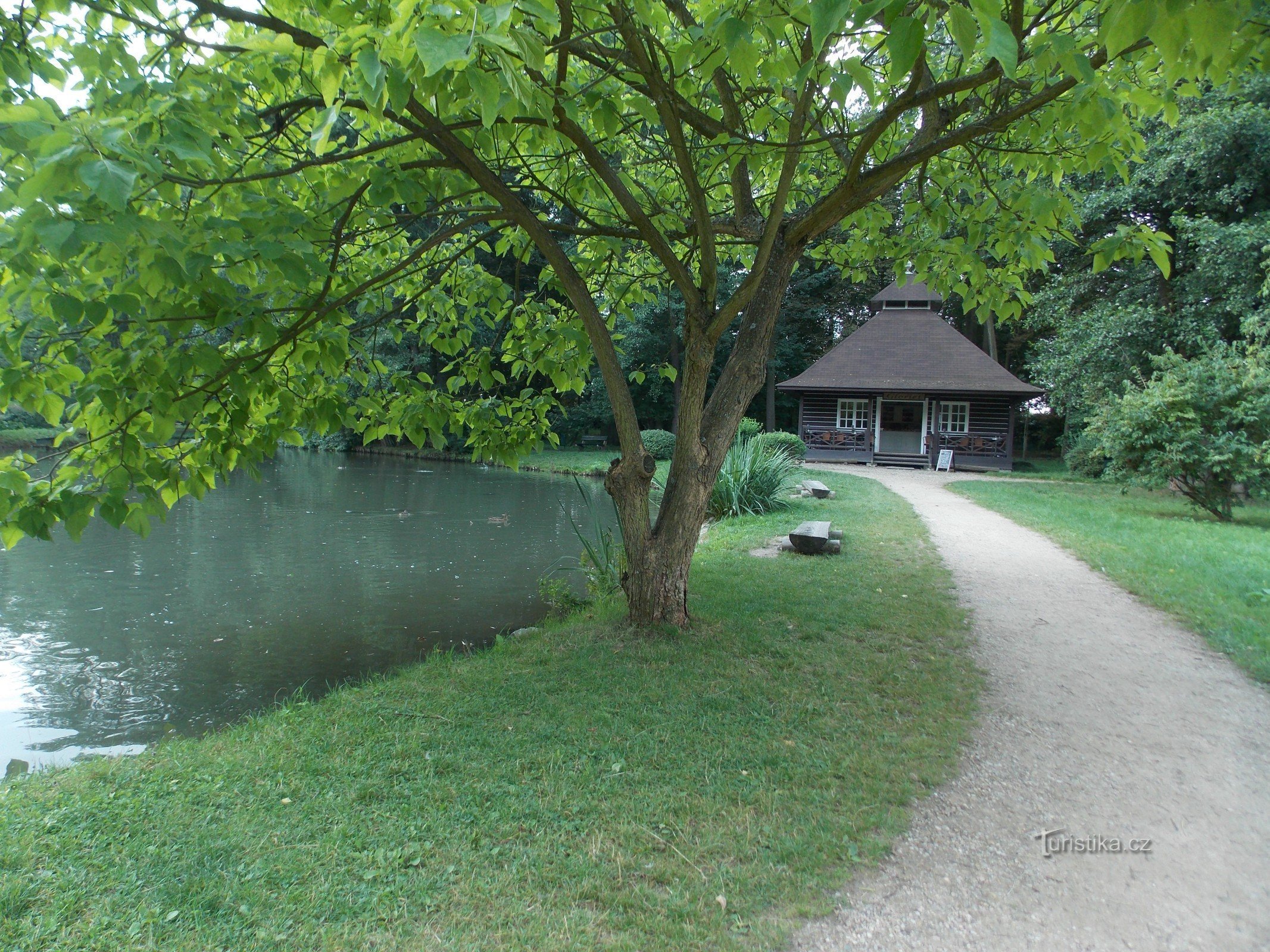 Garten des Schlosses Častolovice - Laube Gloriet