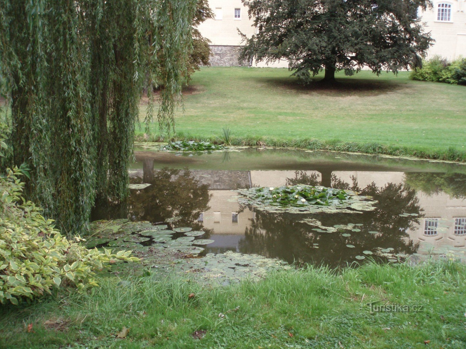 Lago do castelo como de Rusalka