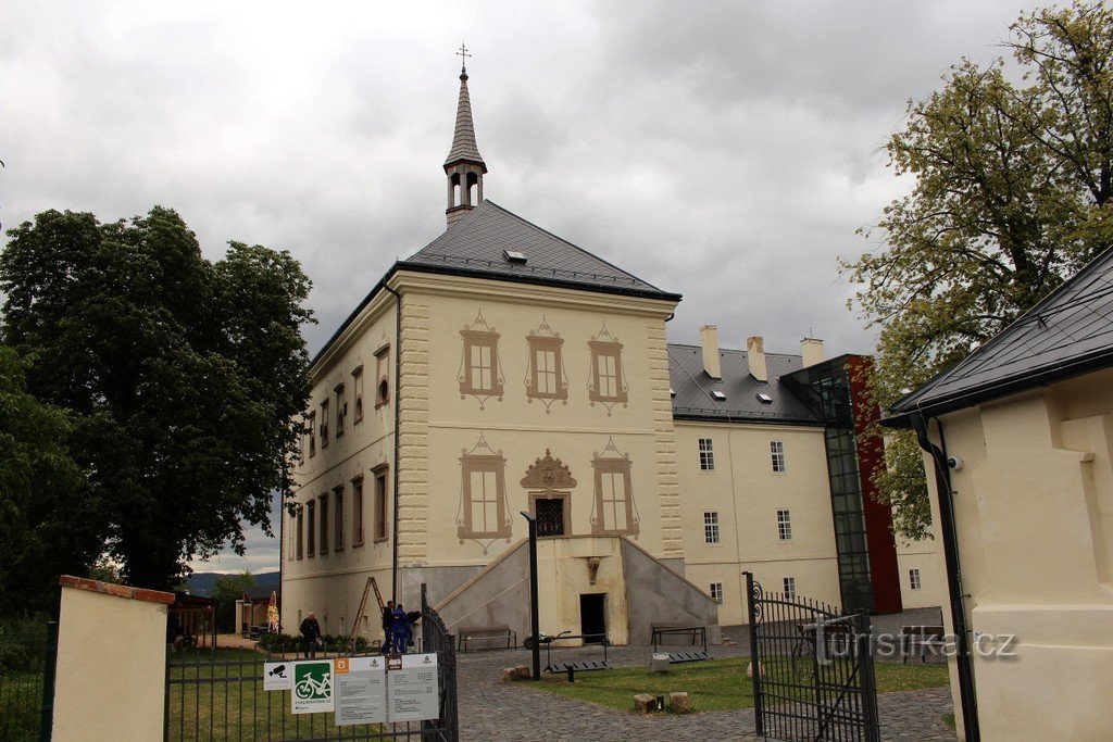 Aile du château avec chapelle