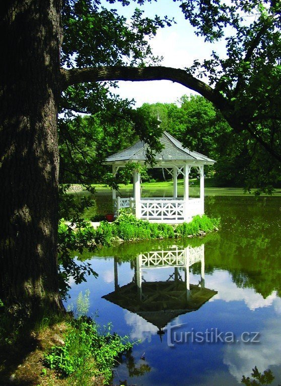 Gazebo del castello vicino allo stagno