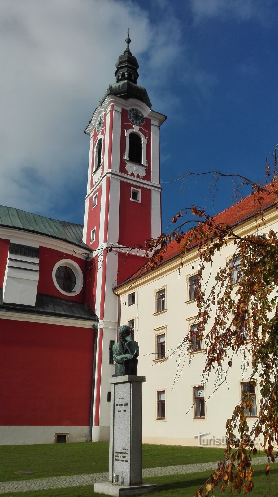 Grajska cerkev sv. Vaclava s kipom pesnika Sove.