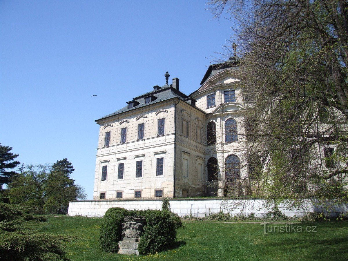 Karlova Koruna slottspark