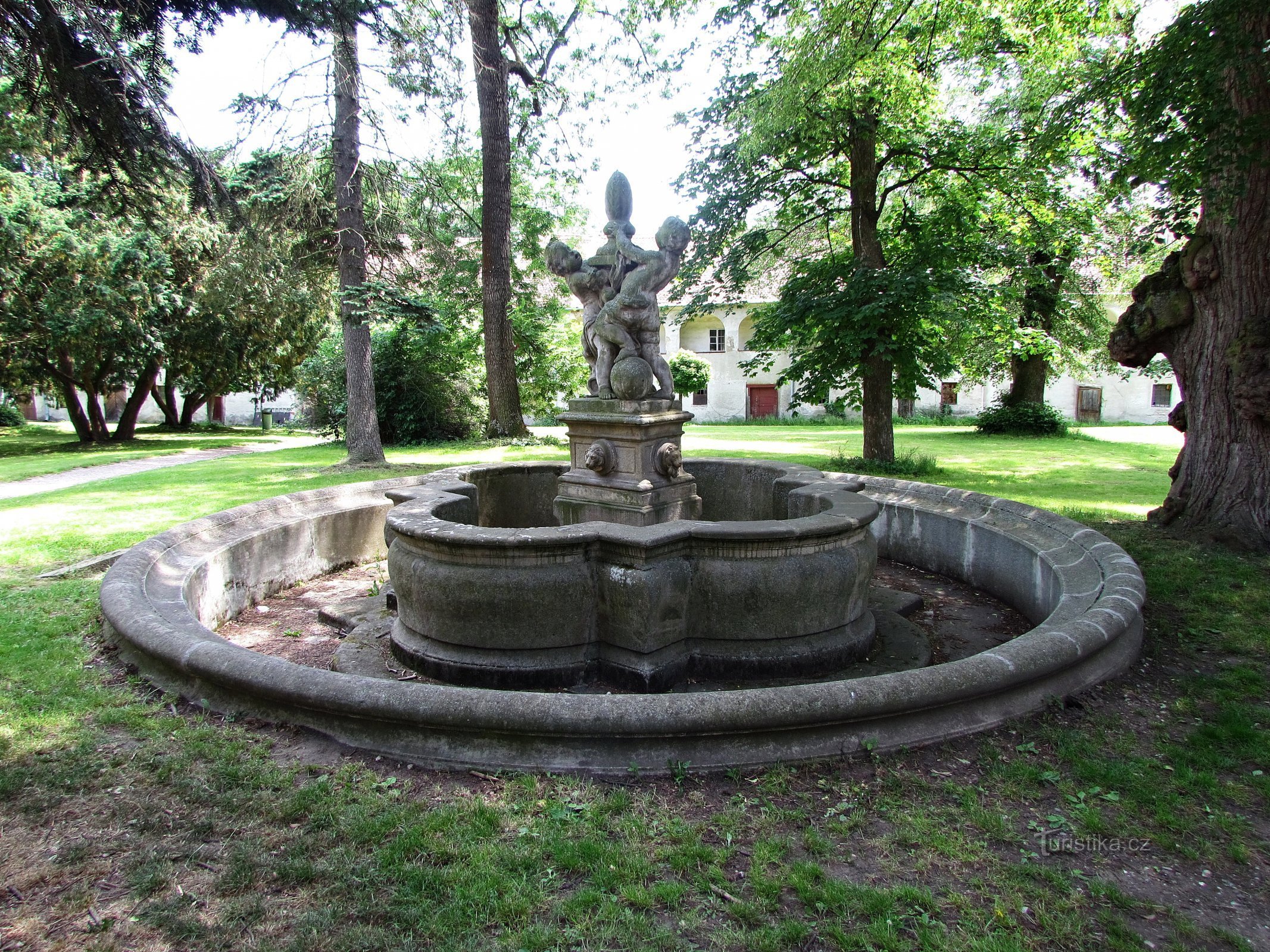 kasteelpark met fontein...