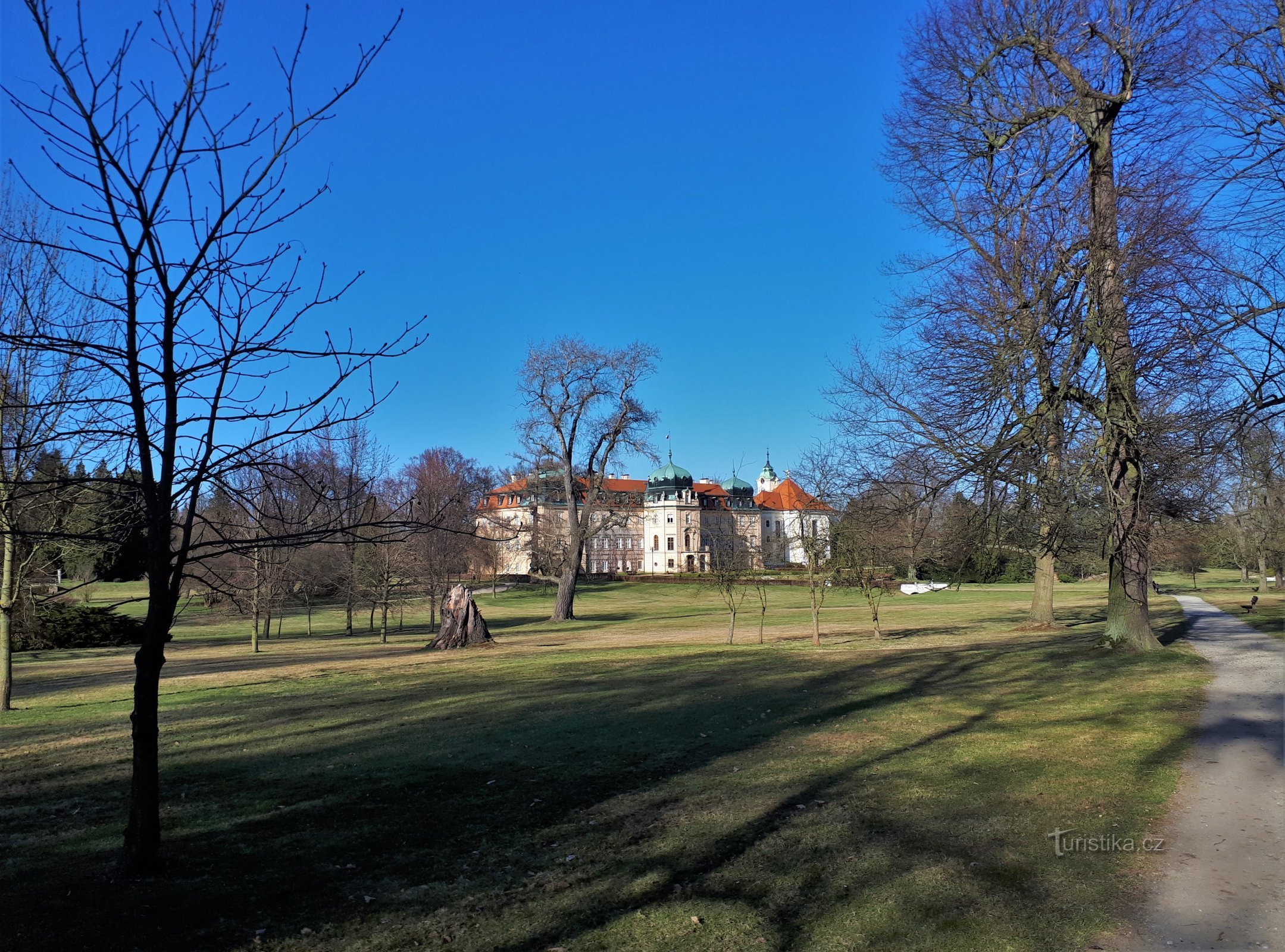 Parcul castelului cu un castel