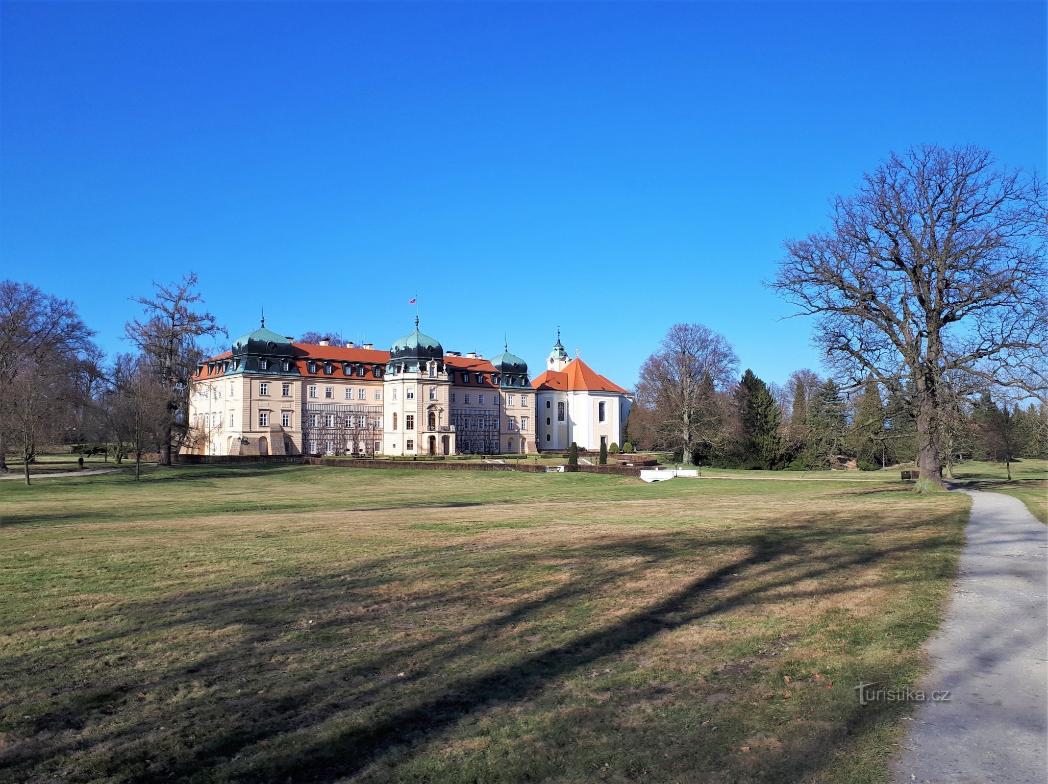 Park zamkowy z zamkiem