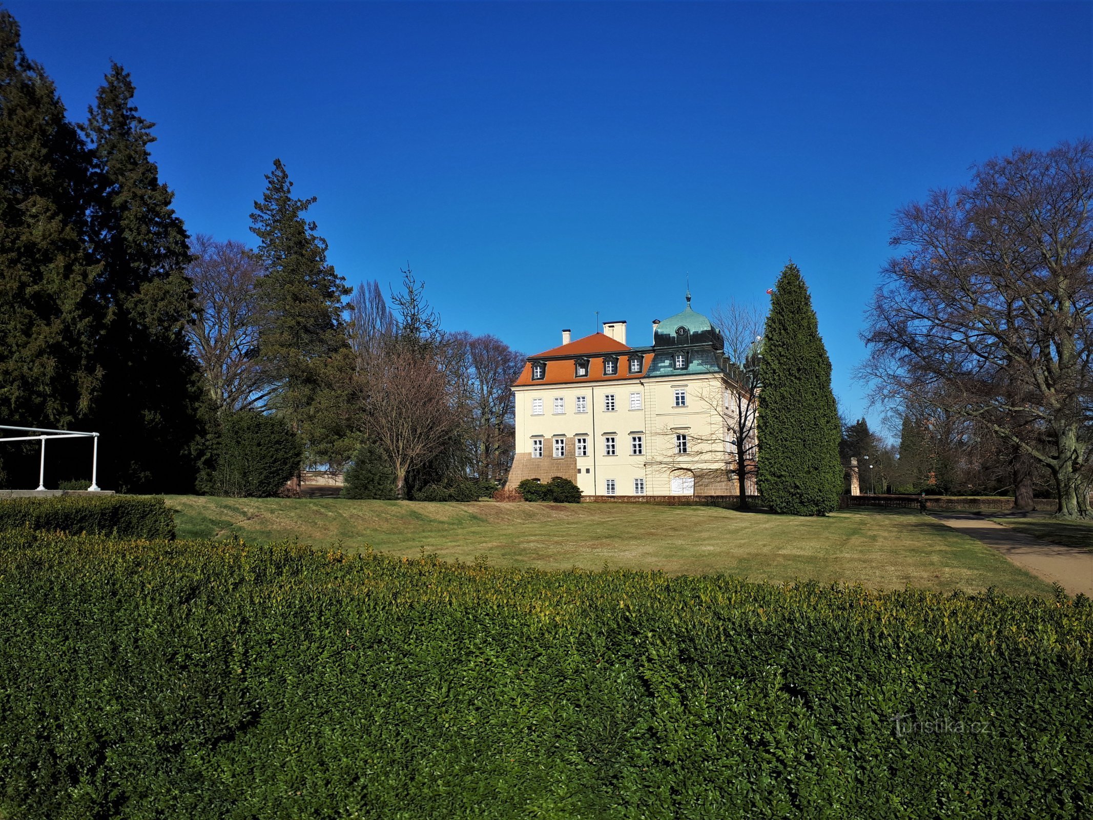 Schlosspark mit Schloss