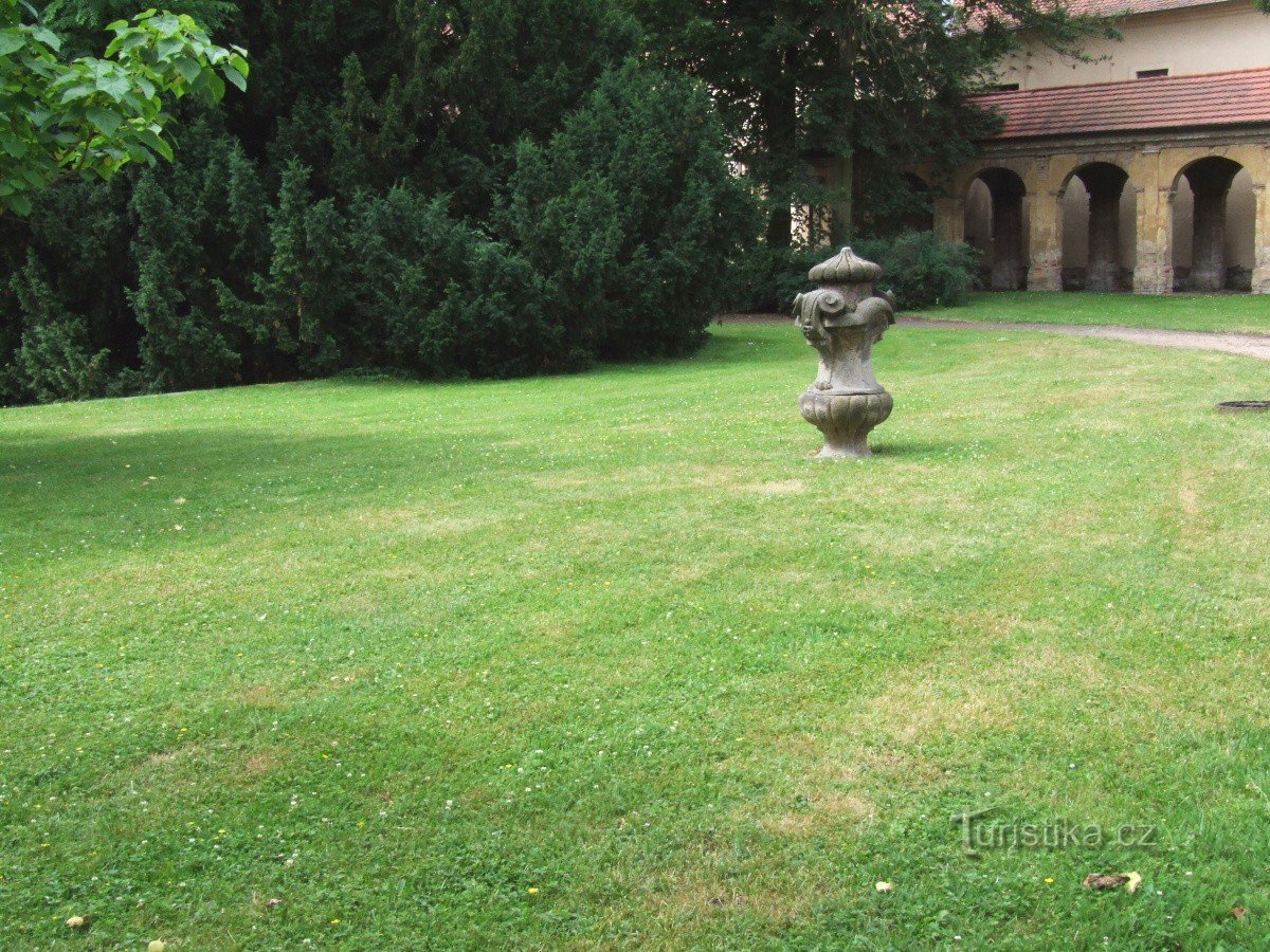 Parcul castelului lângă castelul Ploskovice