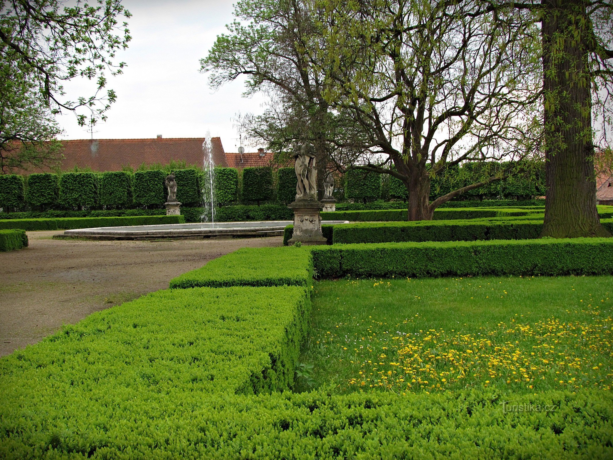Park dvorca u Slavkovu kod Brna