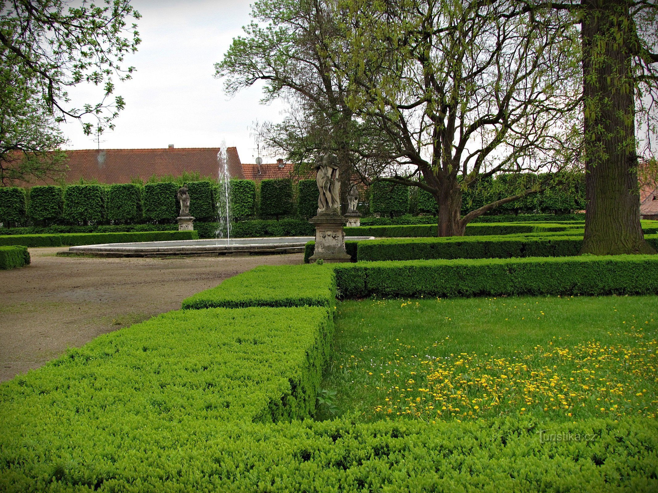 Parc du château de Slavkov près de Brno