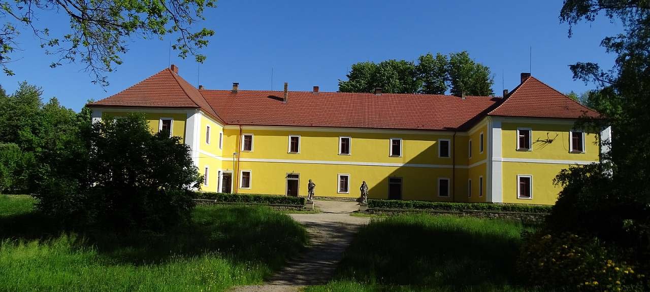 Slottsbryggeri i en vacker park nära slottet