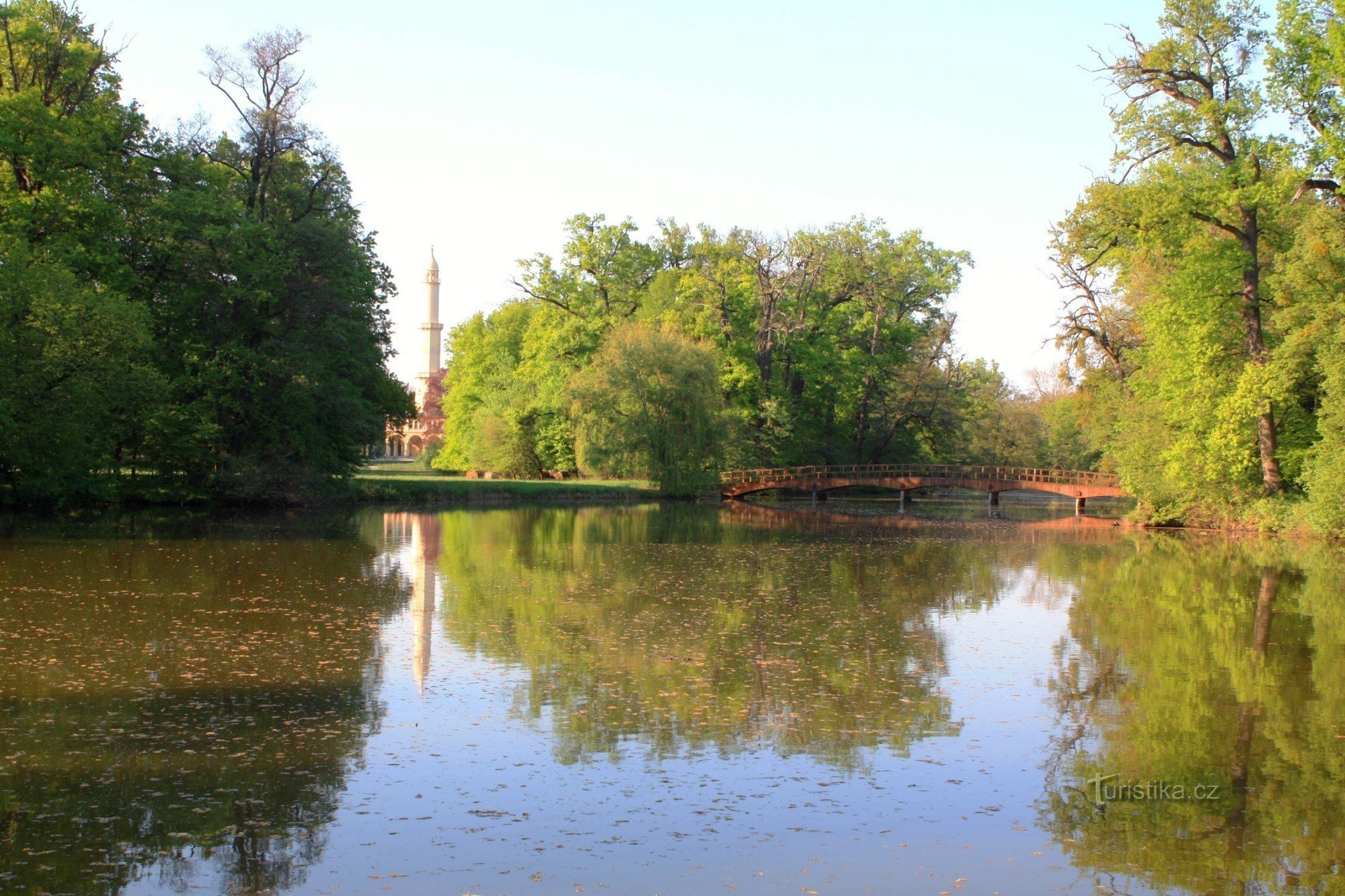 橋とミナレットのある城の池