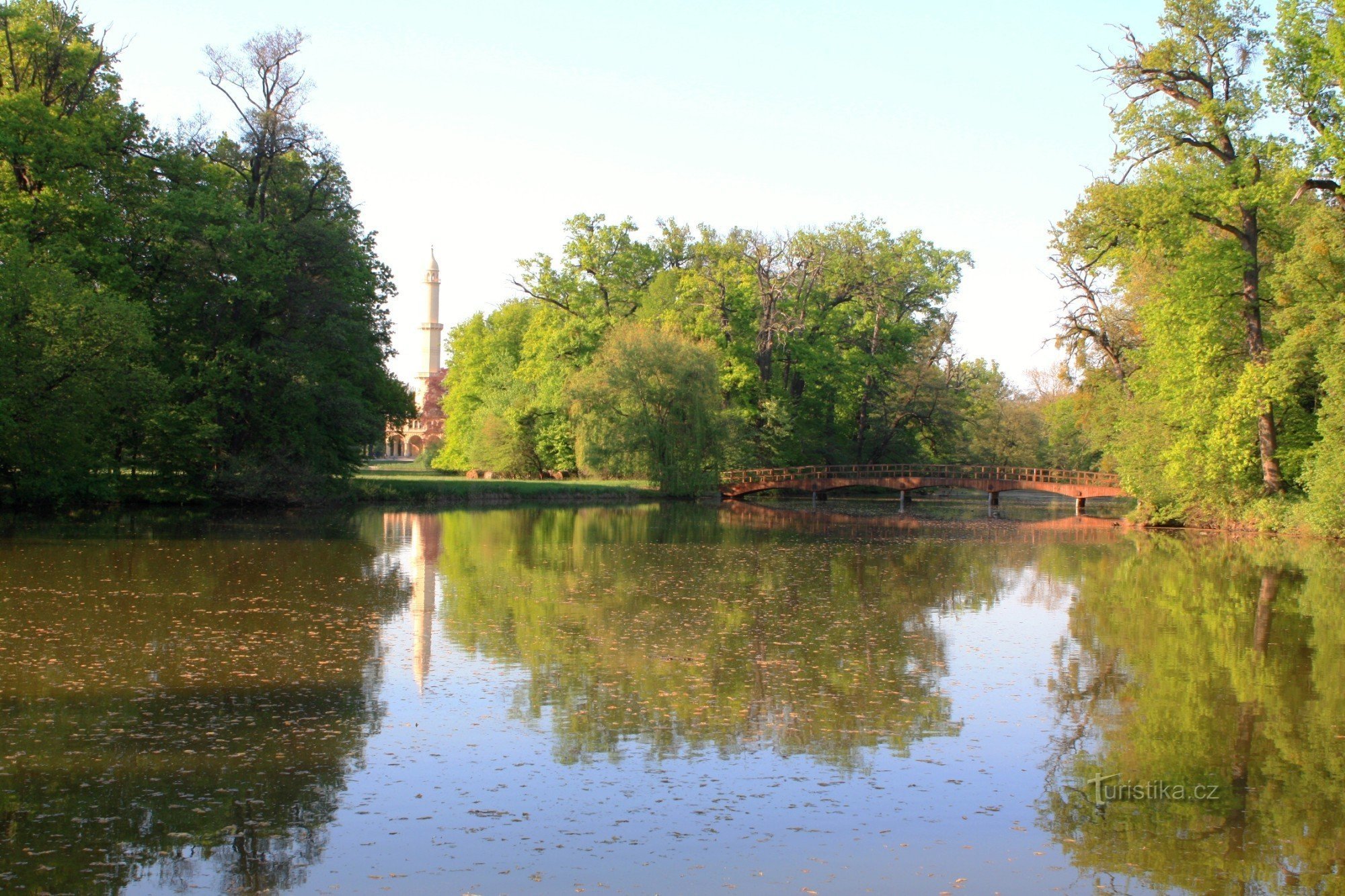 Étang du château avec pont et minaret