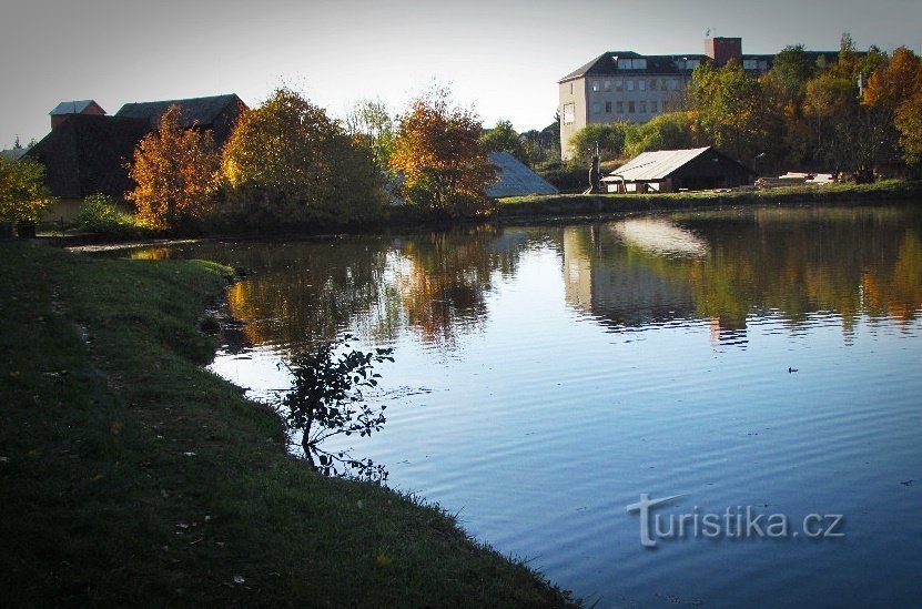 Estanque del castillo con cascada en el pueblo de Tršice cerca de Přerova